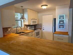 Building Photo - 2320 S Cypress Bend Dr