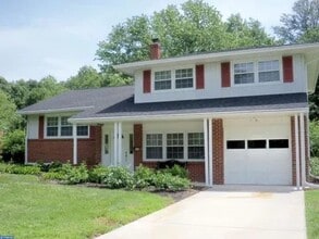 Building Photo - 616 Oak Dr