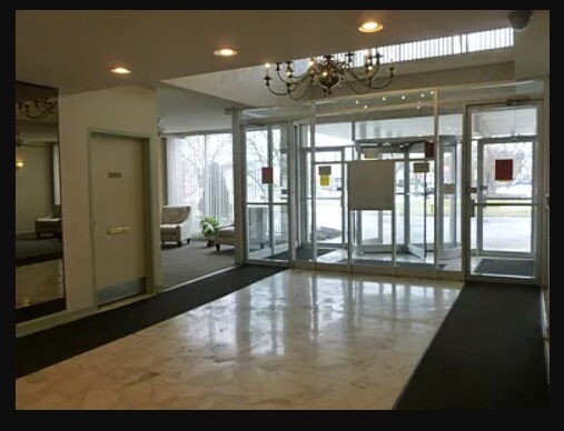 Foto del edificio - 8801 W Golf Rd