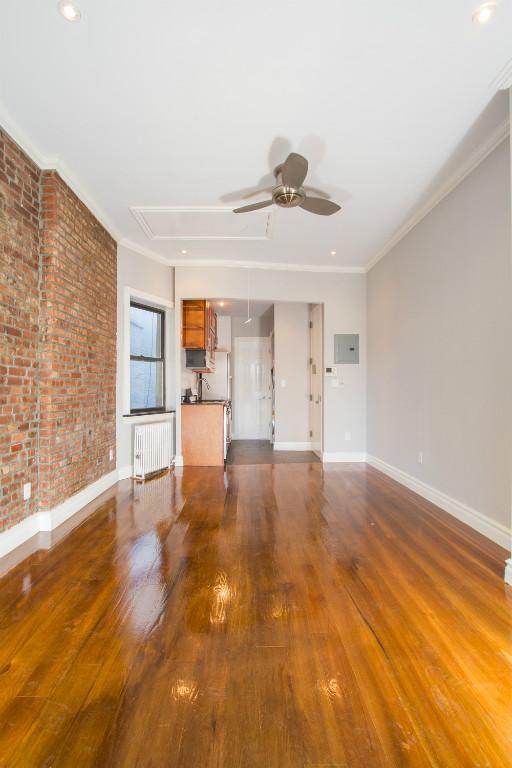 Foto principal - 382 E 10th St