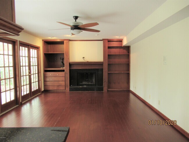 Foto del edificio - 300 River Bluff Dr