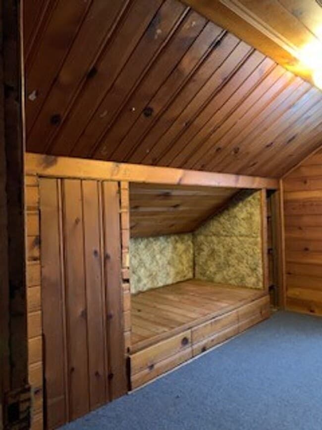 Building Photo - Large 3 BR 2 BA house w beautiful woodwork...