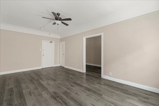 Building Photo - Beautiful Studio Apartment! Minutes from S...