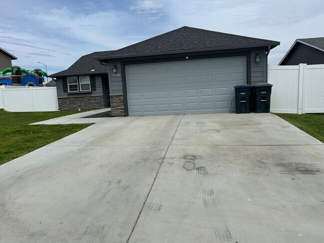 Foto del edificio - 3 bed, 2 bath Rambler, near Park Orchard. Fully fenced.