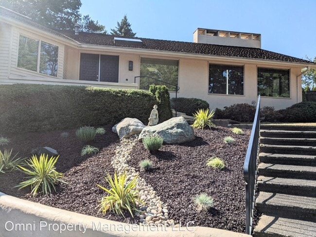 Building Photo - 4 br, 2.5 bath House - 208 Hawthorn Road