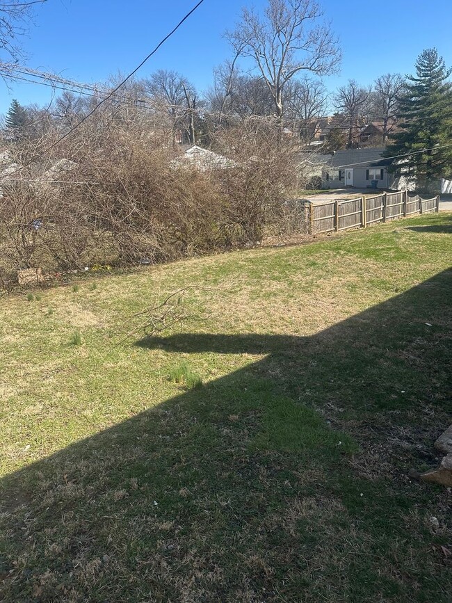 Building Photo - 1ST MONTHS RENT ONLY $1000 - 2 bed 1 bath ...