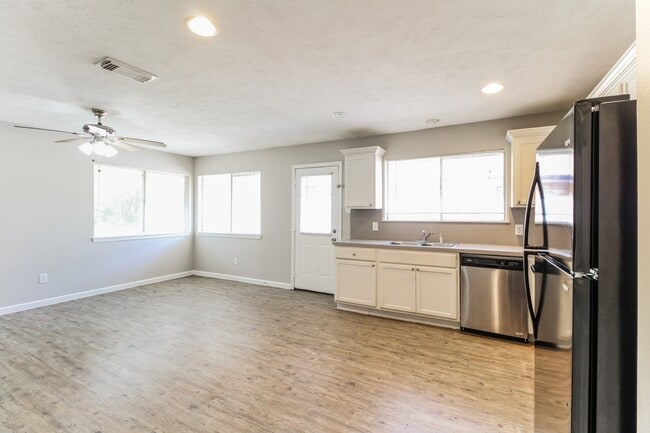 Building Photo - 4427 Ravine Dr