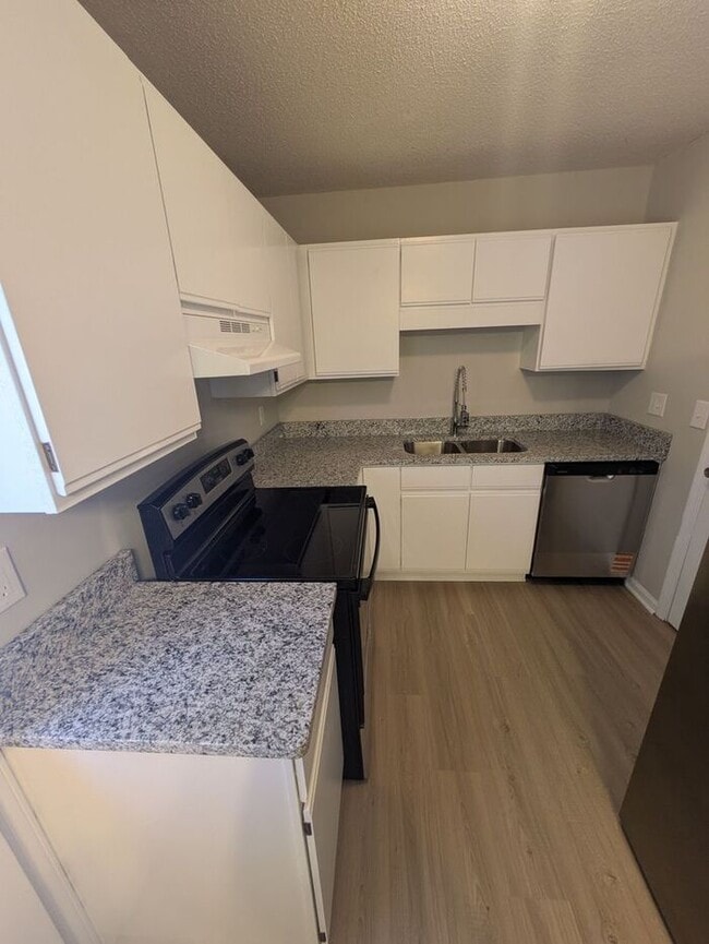 Building Photo - Renovated 2BD/1.5 Unit at Northowne Heights