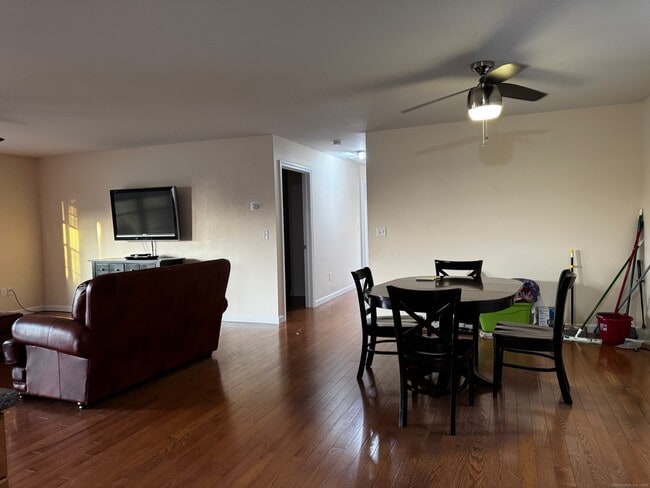 Building Photo - 16 Oriole Dr