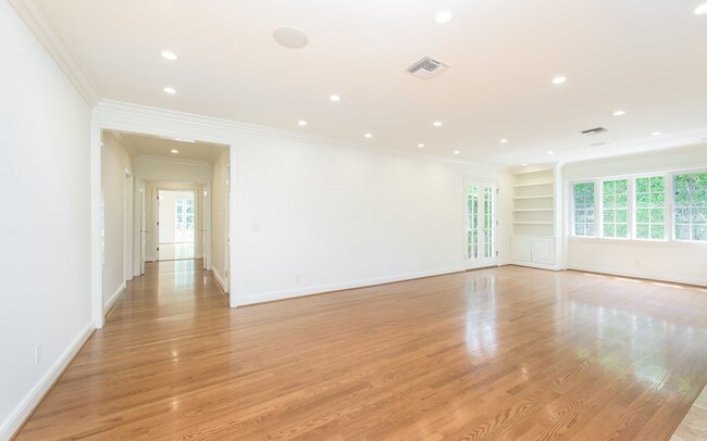 Foto del edificio - 1240 N Doheny Dr