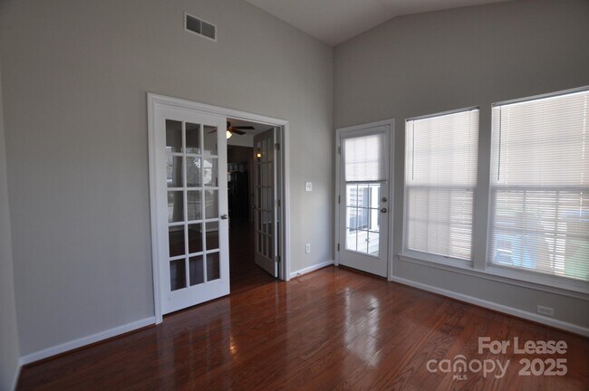 Foto del edificio - 4923 Sunburst Ln