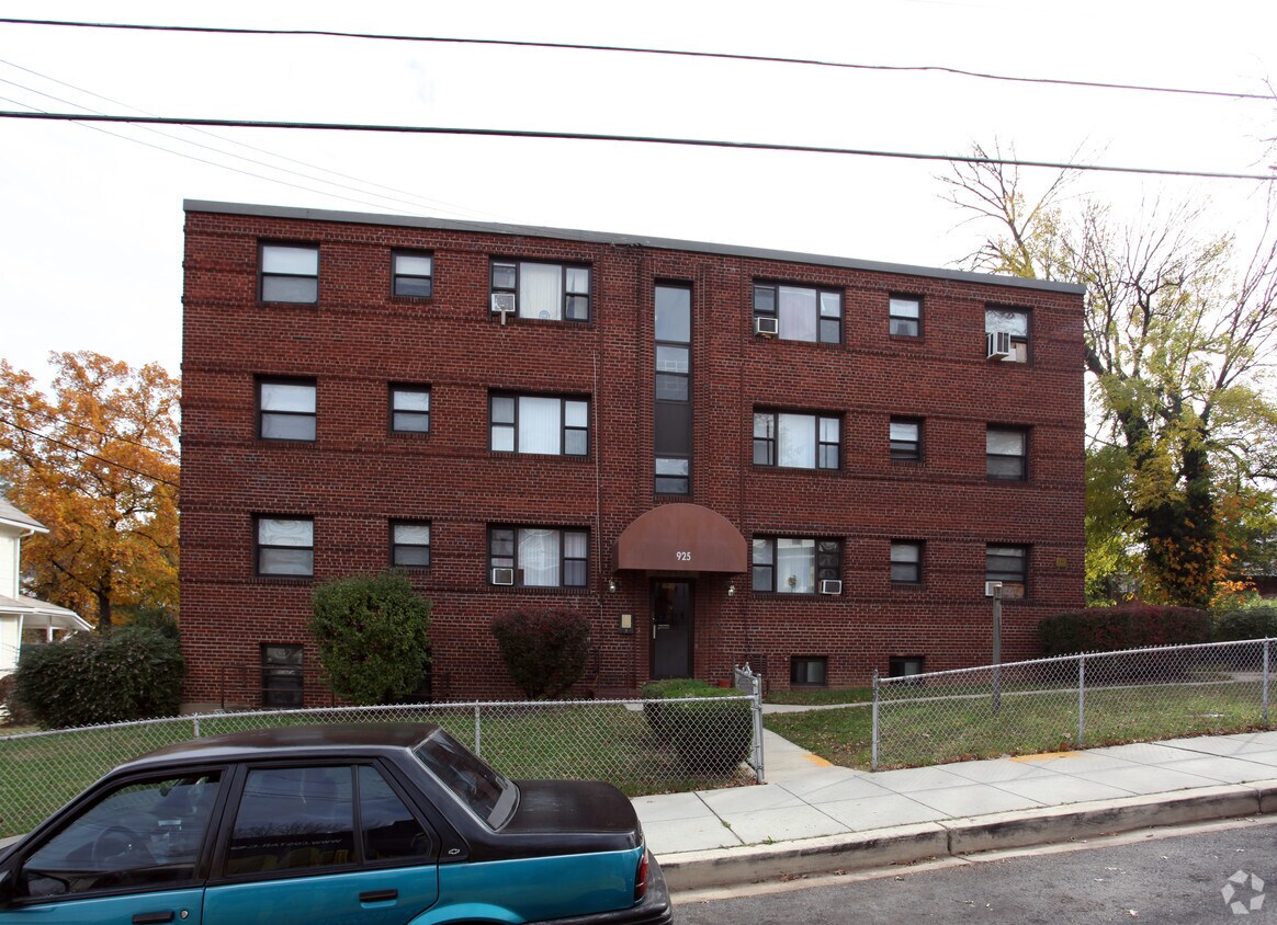 Building Photo - 925 48th St NE