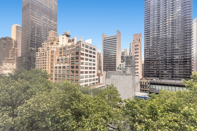 Building Photo - 333 E 46th St