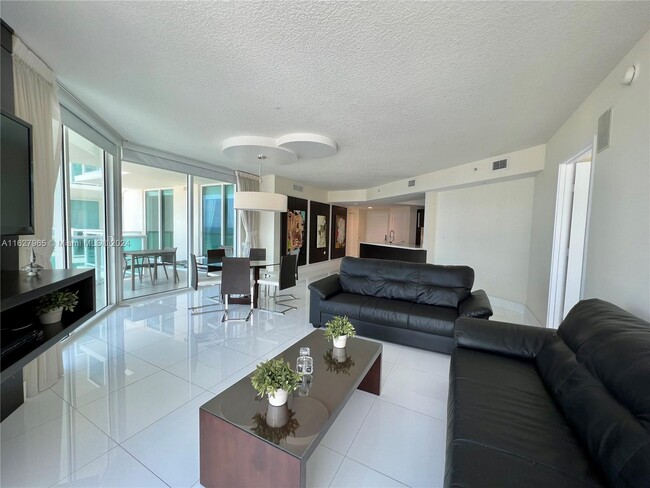 Foto del edificio - 250 Sunny Isles Blvd