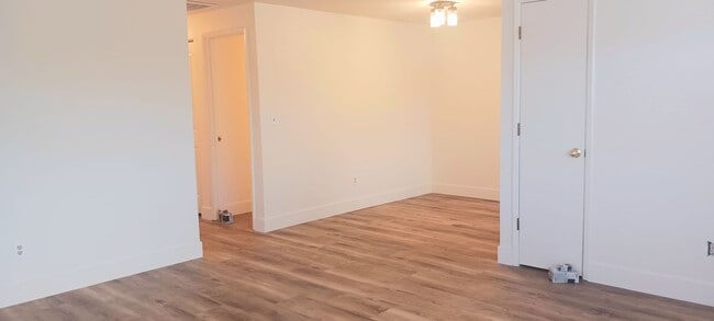 Building Photo - Updated 3 bedroom with A/C and Yard
