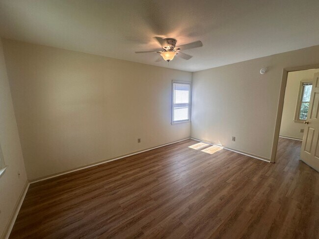 Foto del edificio - 928 Bonham Ave