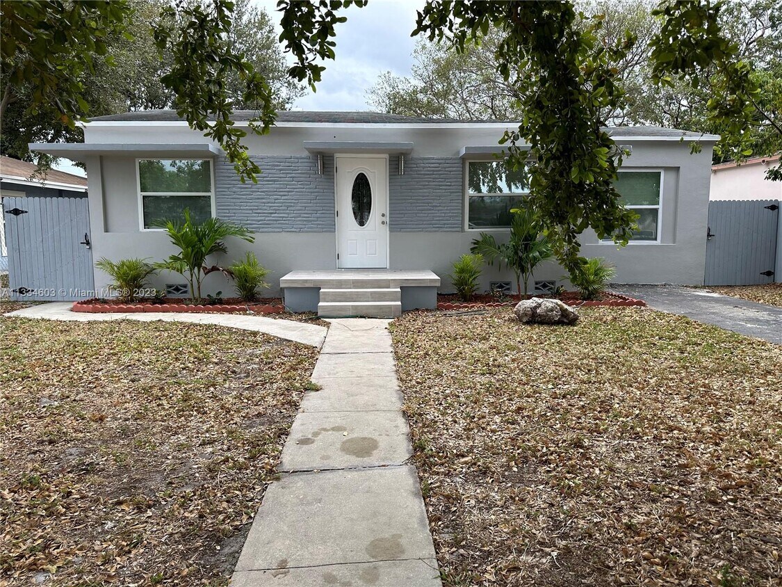 2434 Polk St Unit (front), Hollywood, FL 33020 Room for Rent in