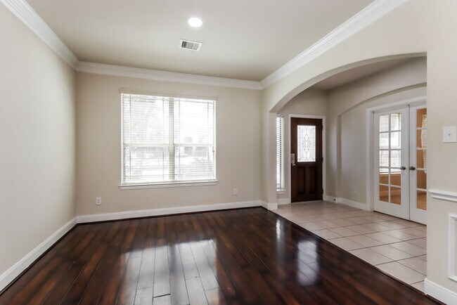Building Photo - 26049 Kingshill Dr