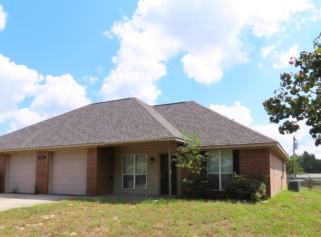 Building Photo - Lindale ISD! Beautiful 3 Bedroom, 2 Bath D...