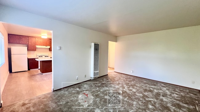 Building Photo - Spacious top floor 2 bedroom, walking dist...