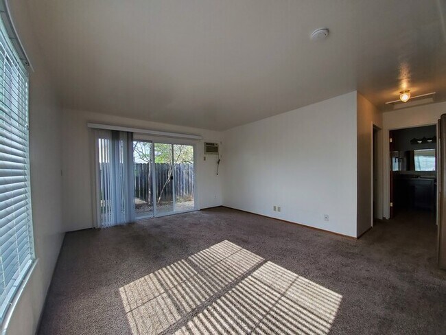Foto del edificio - 3305 Edison Ave
