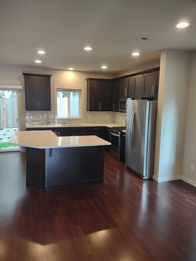 Building Photo - Incredible family home with open floorplan