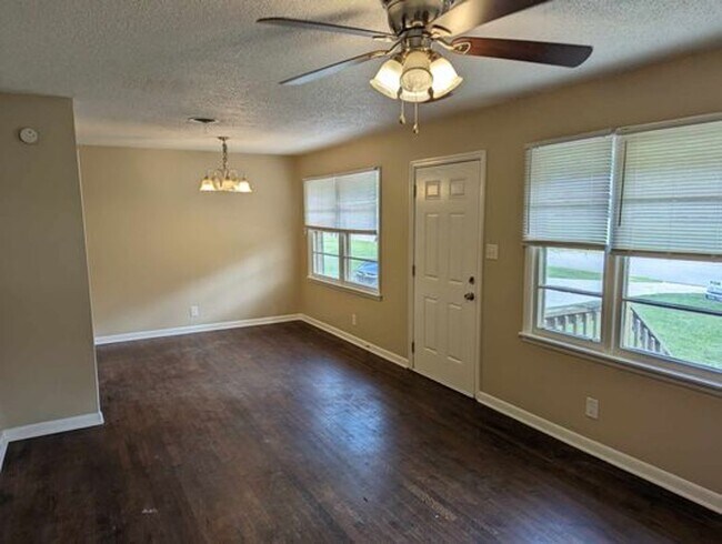 Building Photo - 3 Bedroom 2 Bath Home for Rent