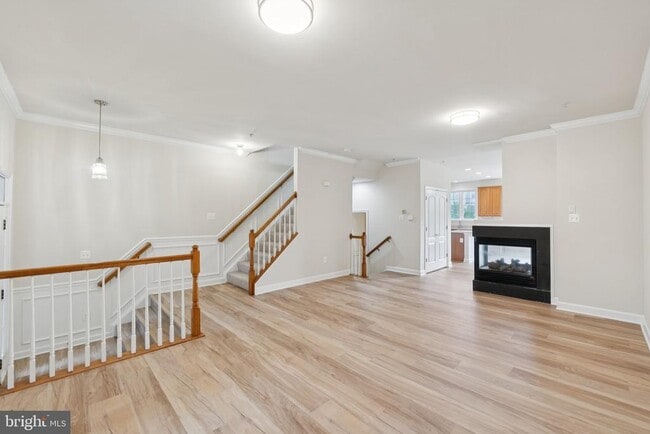 Building Photo - 909 Crestfield Dr