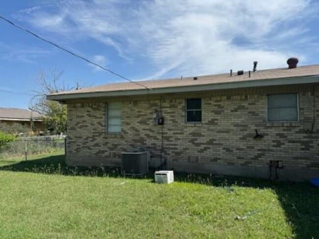 Building Photo - 109 W Robin Ln