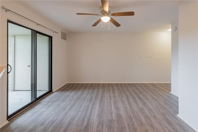 Foto del edificio - 2500 Burleson Rd