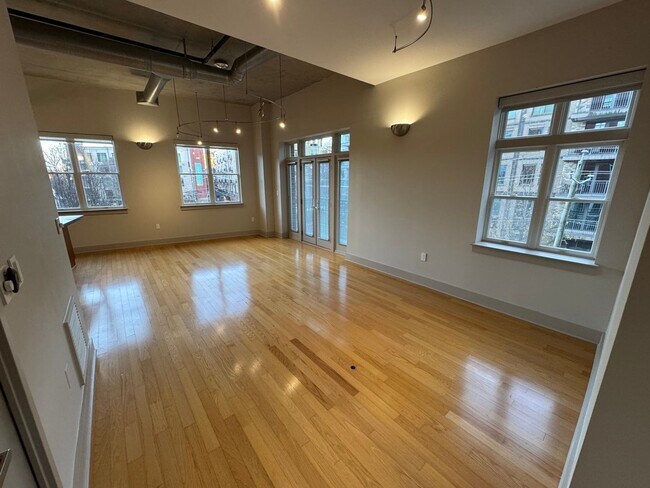 Building Photo - One Bedroom Loft Condo in Midtown, Atlanta