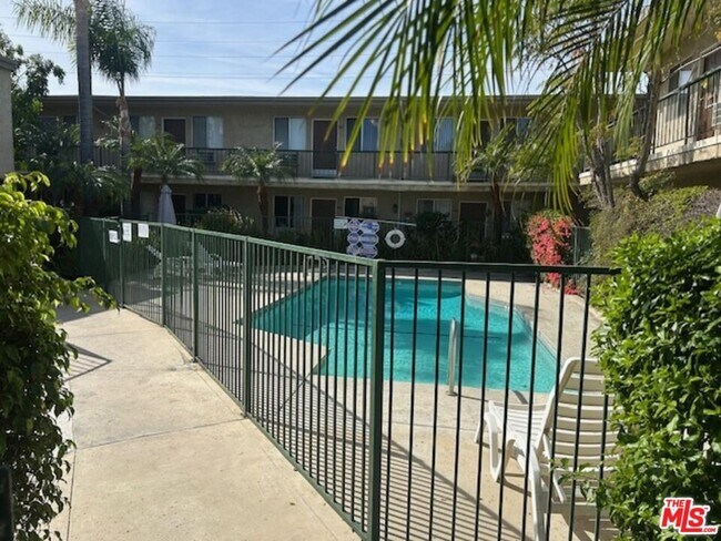 Foto del edificio - 10540 Balboa Blvd