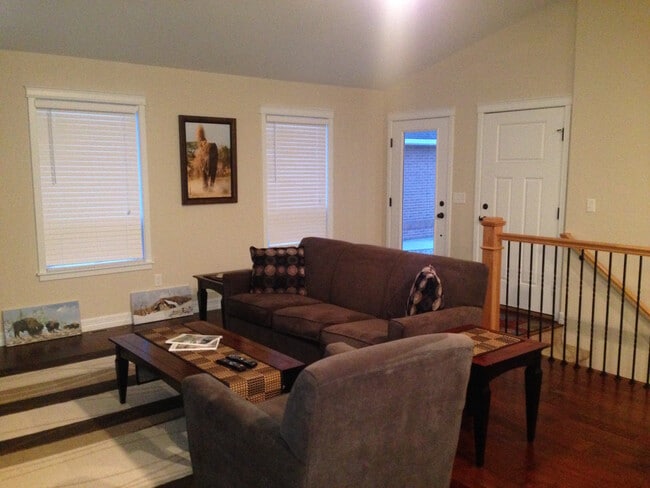 Building Photo - Contemporary Furnished 4 BR Townhome