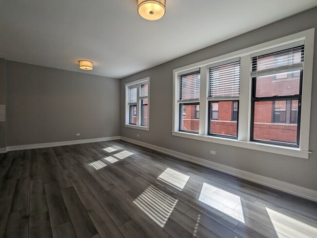 Building Photo - 3943 N Janssen Ave