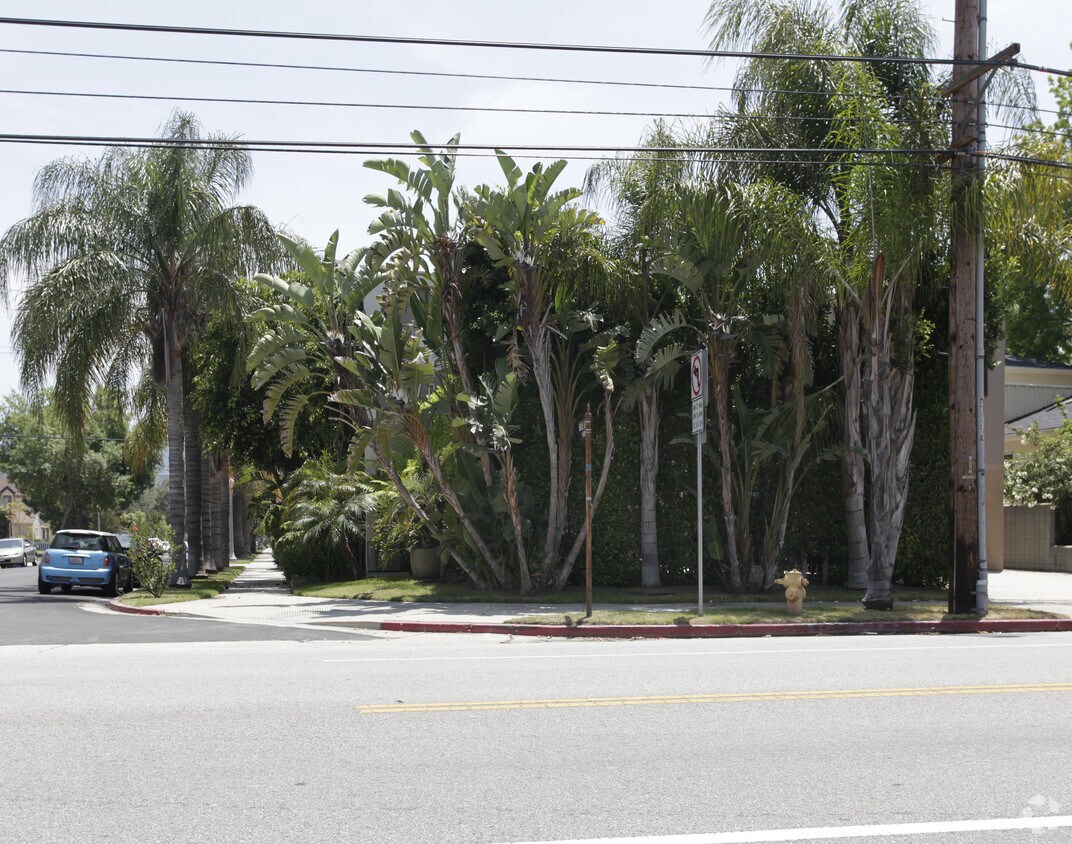Building Photo - 11470 Moorpark St