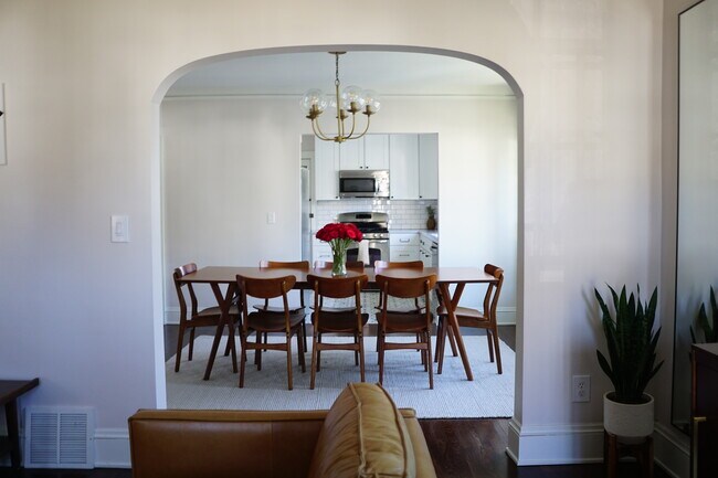 Foto del edificio - 10010 Burton Ave