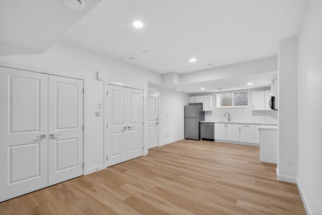 Building Photo - 30 Renwyck Pl