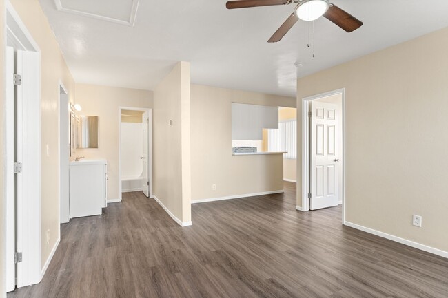 Building Photo - 811 Gardenia Ave
