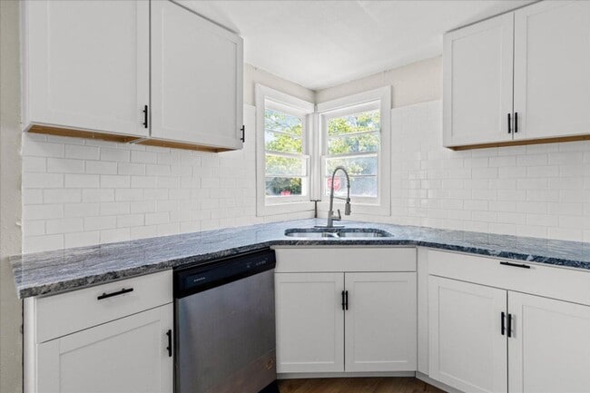 Building Photo - Charming 3 Bedroom, 2 Bathroom Home for Re...