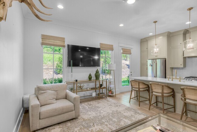Foto del edificio - Luxury Townhome Living in Moores Mill — Style, Comfort & Prime Auburn Convenience