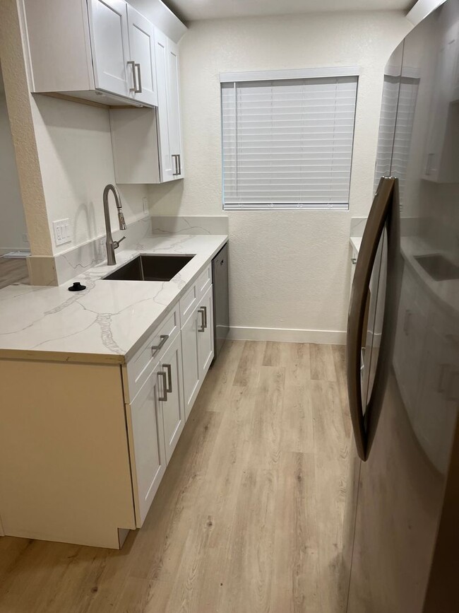 Foto del edificio - **STUNNING RENOVATED 2 BEDROOM/2 BATHROOM ...