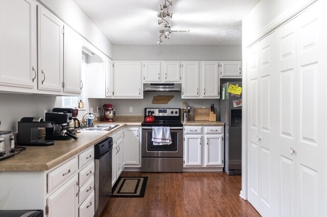 Foto del edificio - 9009 Tall Timber Dr