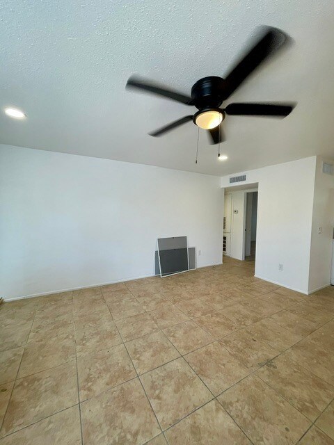 Sala de estar abierta - 3364 W Harmont Dr