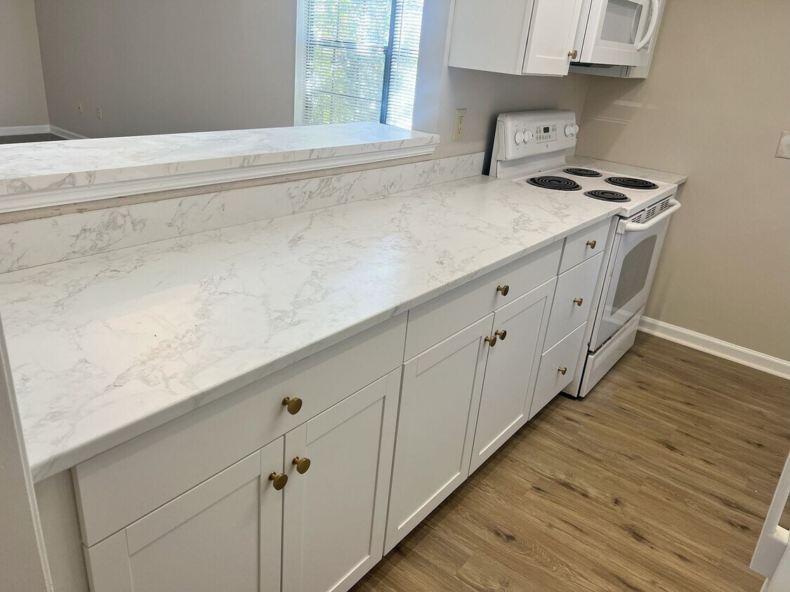 Foto del edificio - 2 BR, 1 Bath unit in Gated Community - Coming Soon!