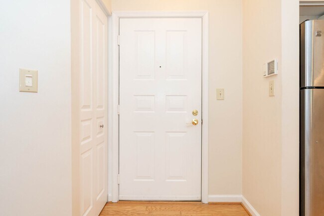 Foto del edificio - 1 BR 1 BA Condo in Reston