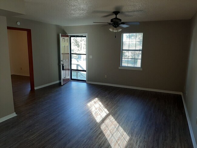 Foto del edificio - LEASED- 2 Br/1 Ba Downstairs Duplex @634 Van Buren St. in Heber Springs AR ($555 w/water+garbage)