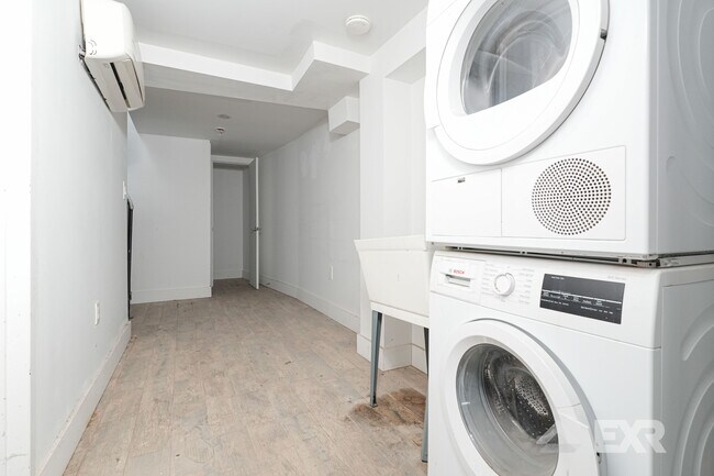 Building Photo - 865 Hart St