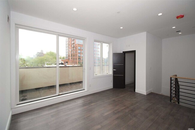 Building Photo - 205 12th St