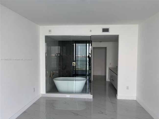 Foto del edificio - 700 NE 24th St