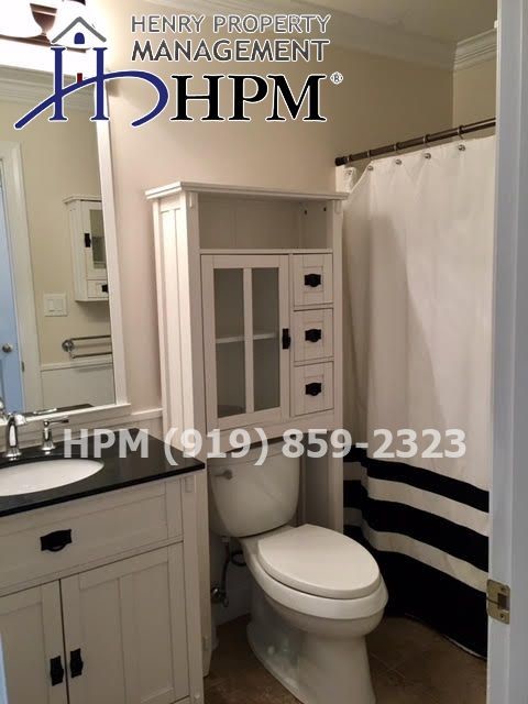 Building Photo - 2 Bedroom Townhouse in Oak Park West